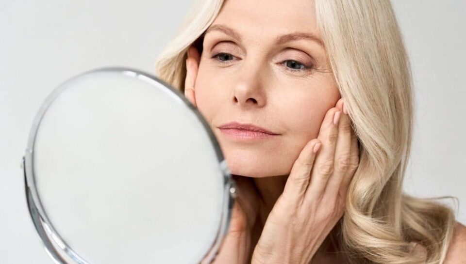 caroline antunes dermatologia mulher se olhando no espelho