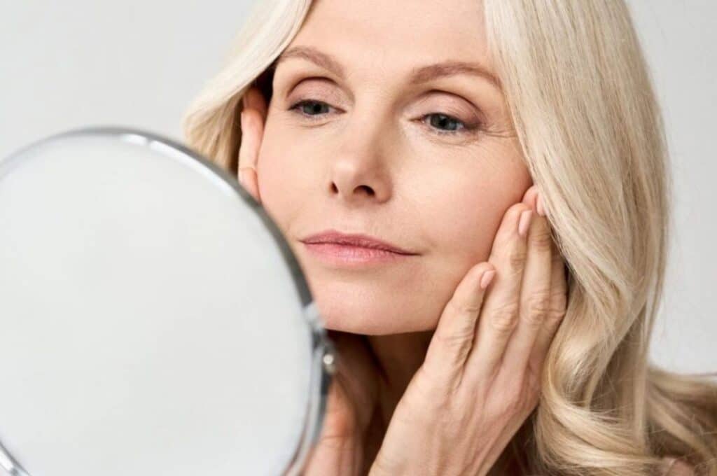 Paciente recebendo tratamento facial no Grupo Caroline Antunes