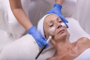 Mulher fazendo tratamento para envelhecimento facial