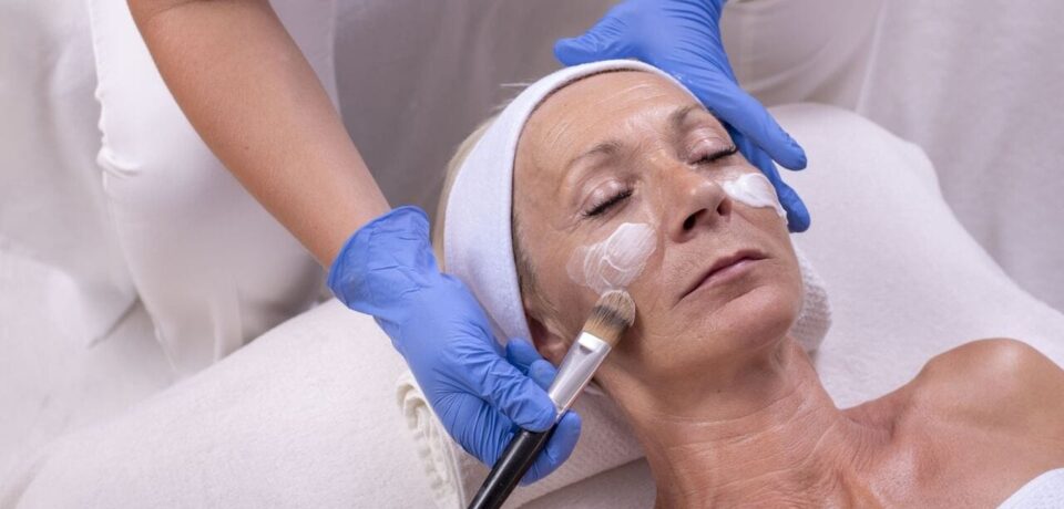 envelhecimento-facial Mulher fazendo tratamento para envelhecimento facial