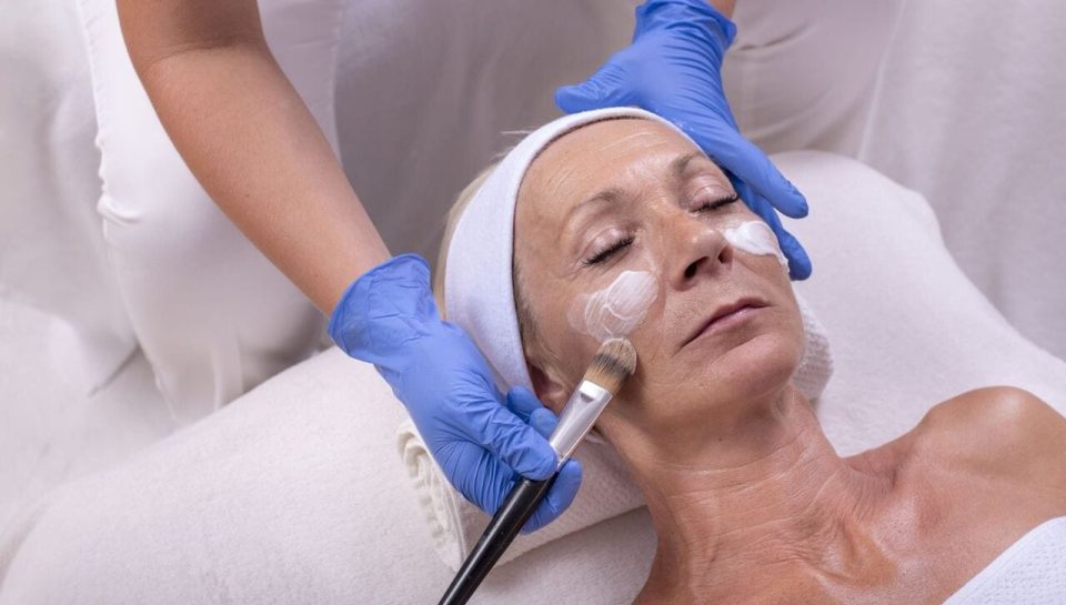 Mulher fazendo tratamento para envelhecimento facial