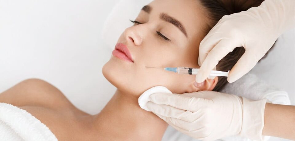 como-e-feita-a-harmonizacao-facial Mulher fazendo harmonização facial