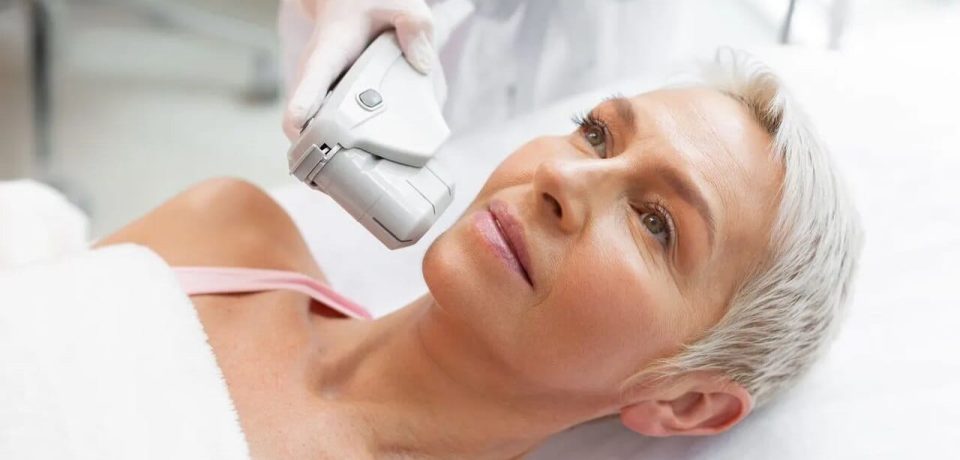 o-que-causa-flacidez Mulher deitada em cama para tratar flacidez