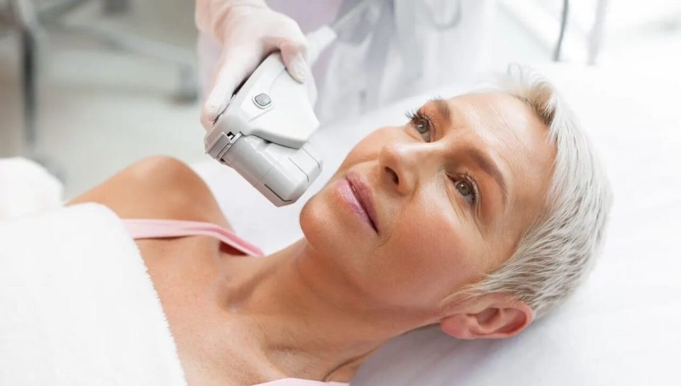 Mulher deitada em cama para tratar flacidez