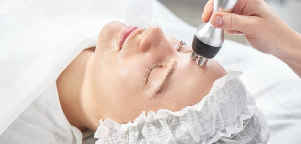 para-que-serve-a-radiofrequencia Mulher preparando-se para fazer a radiofrequência deitada