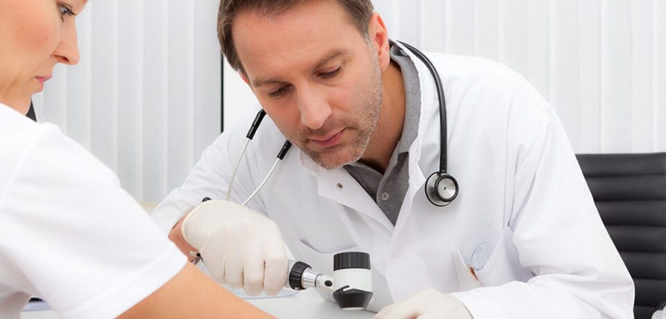 tipos-de-dermatite Médico investigando demartite em homem