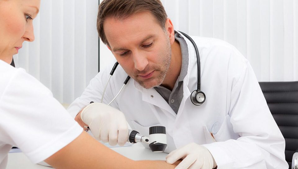 Médico investigando demartite em homem