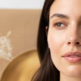 Mulher de pele saudável e luminosa representando o movimento quiet beauty de naturalidade e saúde da pele em 2026